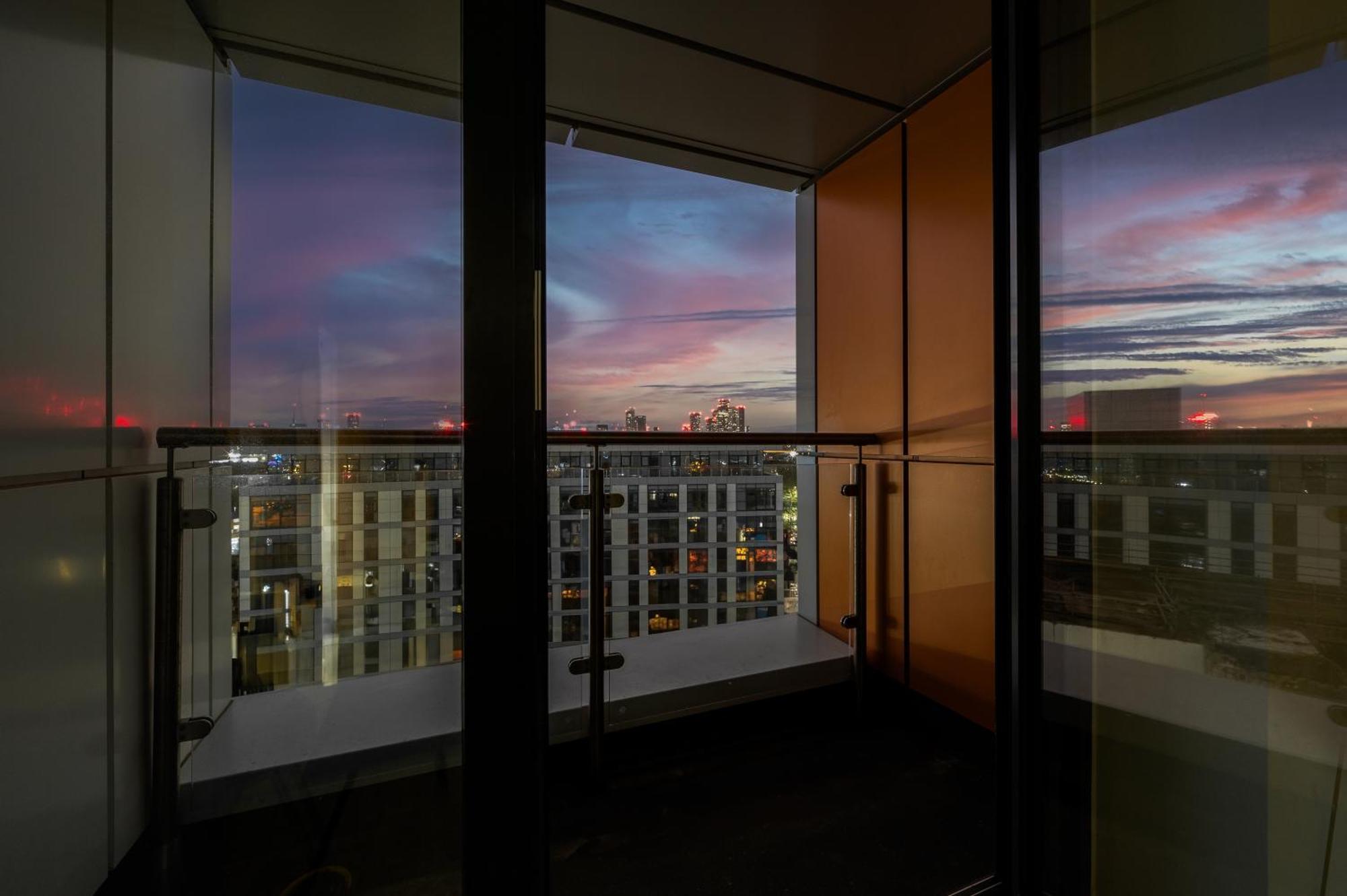 Stylish & Spacious Salford Quays One Bedroom High Floor Apartment With Balcony Manchester Kültér fotó
