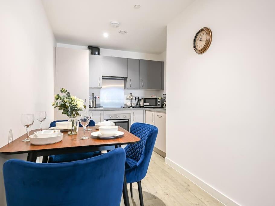 Stylish & Spacious Salford Quays One Bedroom High Floor Apartment With Balcony Manchester Kültér fotó