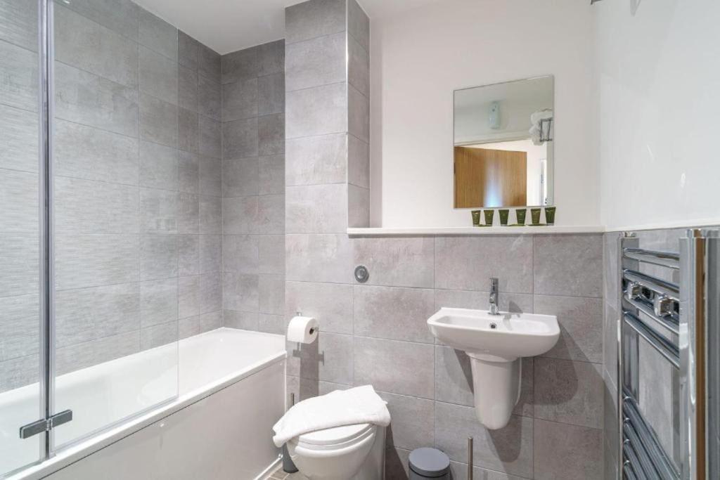 Stylish & Spacious Salford Quays One Bedroom High Floor Apartment With Balcony Manchester Kültér fotó