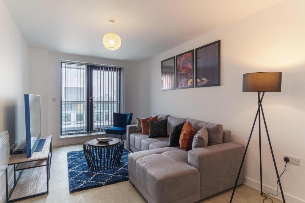 Stylish & Spacious Salford Quays One Bedroom High Floor Apartment With Balcony Manchester Kültér fotó